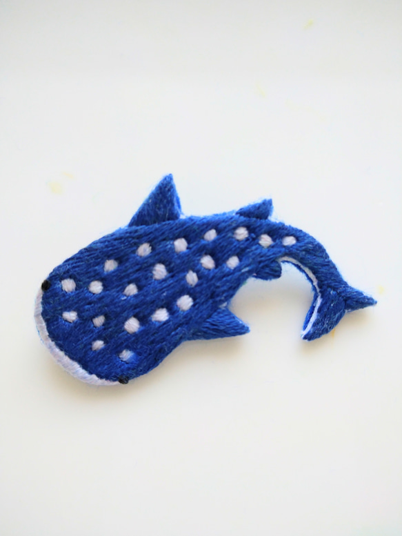 【送料無料】ジンベイザメの刺繍ブローチ 1枚目の画像