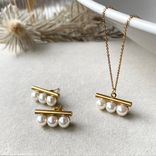 パイプバーと3連パールのピアス/イヤリング ピアス（スタッド・一粒