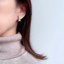 パイプバーと3連パールのピアス/イヤリング 3枚目の画像