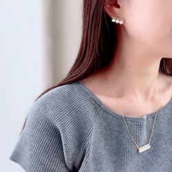 パイプバーと3連パールのピアス/イヤリング 4枚目の画像