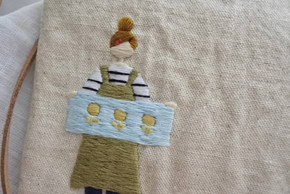 ランドリールームの女の子　刺繍　ぺったんこ　ミニファスナーポーチ　 4枚目の画像