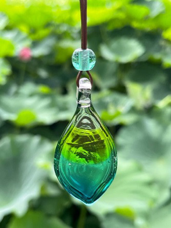 蓮の花びらペンダント　新緑色 1枚目の画像