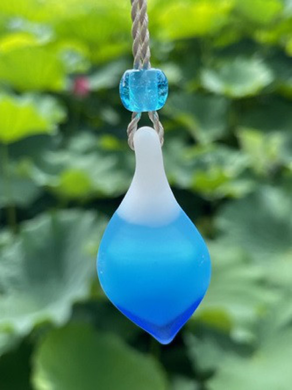 蓮の花びらペンダント　空色　艶消し 1枚目の画像