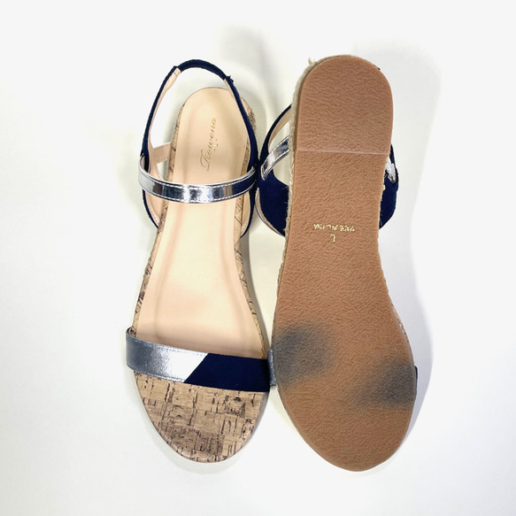 ◆L碼促銷・1,500日元折扣 ◆不同材質混合三色涼鞋（海軍藍×銀色2種） 黃麻包裹鞋底 第5張的照片