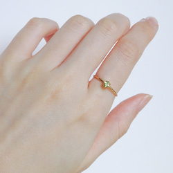 朝露を閉じ込めたようなグリーン＊ペリドット華奢スクエアツイストリング｜サイズオーダー可・8月誕生石 17枚目の画像