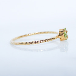 朝露を閉じ込めたようなグリーン＊ペリドット華奢スクエアツイストリング｜サイズオーダー可・8月誕生石 6枚目の画像