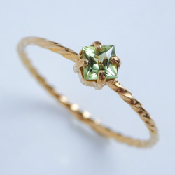 朝露を閉じ込めたようなグリーン＊ペリドット華奢スクエアツイストリング｜サイズオーダー可・8月誕生石 1枚目の画像