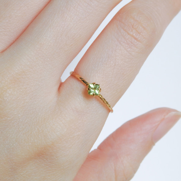 朝露を閉じ込めたようなグリーン＊ペリドット華奢スクエアツイストリング｜サイズオーダー可・8月誕生石 14枚目の画像