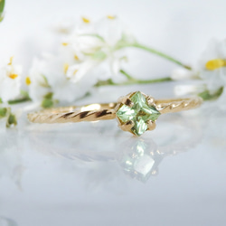 朝露を閉じ込めたようなグリーン＊ペリドット華奢スクエアツイストリング｜サイズオーダー可・8月誕生石 12枚目の画像
