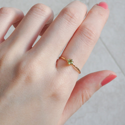 朝露を閉じ込めたようなグリーン＊ペリドット華奢スクエアツイストリング｜サイズオーダー可・8月誕生石 8枚目の画像