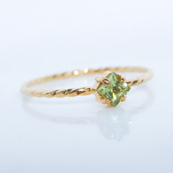 朝露を閉じ込めたようなグリーン＊ペリドット華奢スクエアツイストリング｜サイズオーダー可・8月誕生石 5枚目の画像