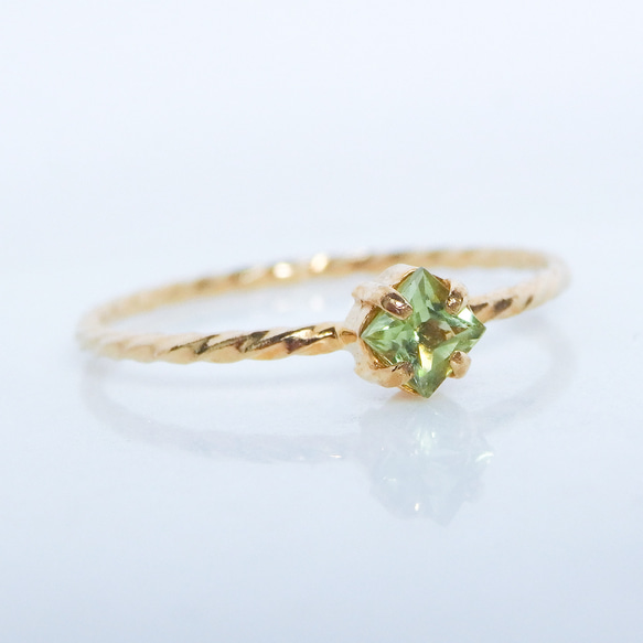 朝露を閉じ込めたようなグリーン＊ペリドット華奢スクエアツイストリング｜サイズオーダー可・8月誕生石 5枚目の画像