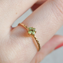 朝露を閉じ込めたようなグリーン＊ペリドット華奢スクエアツイストリング｜サイズオーダー可・8月誕生石 9枚目の画像