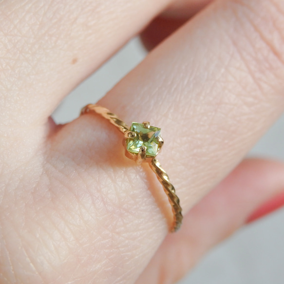朝露を閉じ込めたようなグリーン＊ペリドット華奢スクエアツイストリング｜サイズオーダー可・8月誕生石 9枚目の画像