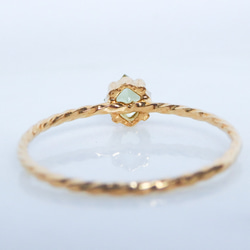 朝露を閉じ込めたようなグリーン＊ペリドット華奢スクエアツイストリング｜サイズオーダー可・8月誕生石 7枚目の画像