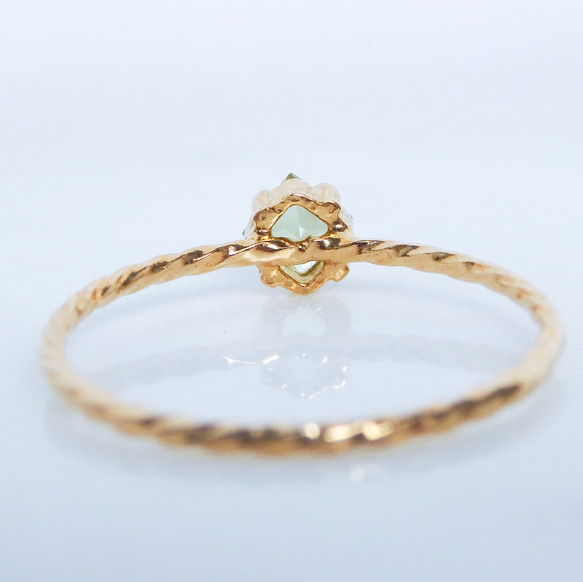 朝露を閉じ込めたようなグリーン＊ペリドット華奢スクエアツイストリング｜サイズオーダー可・8月誕生石 7枚目の画像