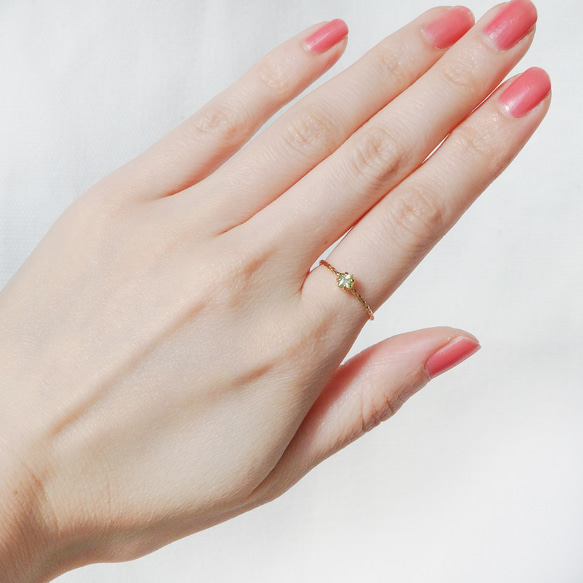 朝露を閉じ込めたようなグリーン＊ペリドット華奢スクエアツイストリング｜サイズオーダー可・8月誕生石 3枚目の画像