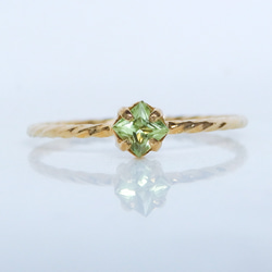 朝露を閉じ込めたようなグリーン＊ペリドット華奢スクエアツイストリング｜サイズオーダー可・8月誕生石 4枚目の画像