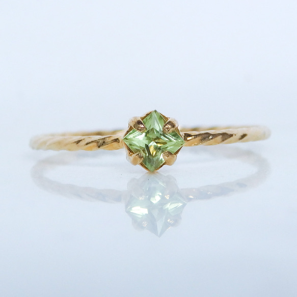 朝露を閉じ込めたようなグリーン＊ペリドット華奢スクエアツイストリング｜サイズオーダー可・8月誕生石 4枚目の画像