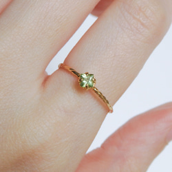 朝露を閉じ込めたようなグリーン＊ペリドット華奢スクエアツイストリング｜サイズオーダー可・8月誕生石 2枚目の画像