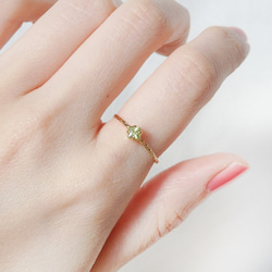 朝露を閉じ込めたようなグリーン＊ペリドット華奢スクエアツイストリング｜サイズオーダー可・8月誕生石 16枚目の画像