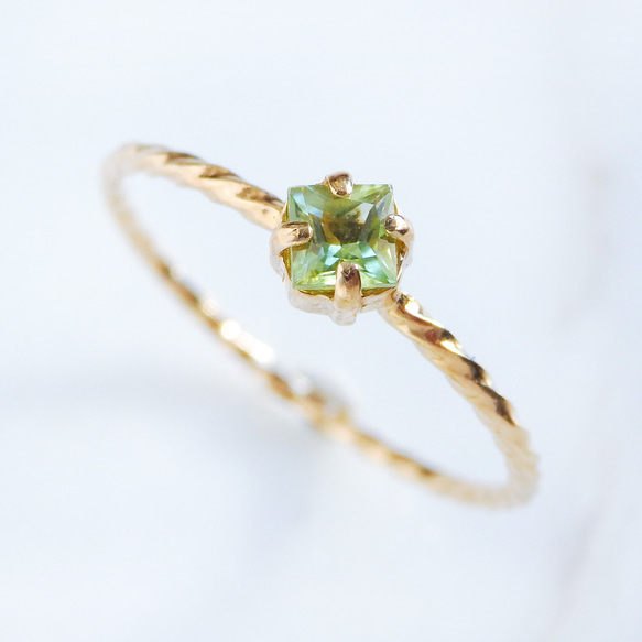 朝露を閉じ込めたようなグリーン＊ペリドット華奢スクエアツイストリング｜サイズオーダー可・8月誕生石 10枚目の画像