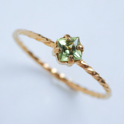 朝露を閉じ込めたようなグリーン＊ペリドット華奢スクエアツイストリング｜サイズオーダー可・8月誕生石 15枚目の画像