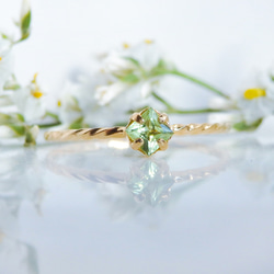 朝露を閉じ込めたようなグリーン＊ペリドット華奢スクエアツイストリング｜サイズオーダー可・8月誕生石 18枚目の画像