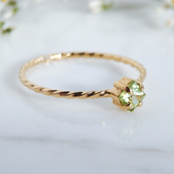 朝露を閉じ込めたようなグリーン＊ペリドット華奢スクエアツイストリング｜サイズオーダー可・8月誕生石 11枚目の画像