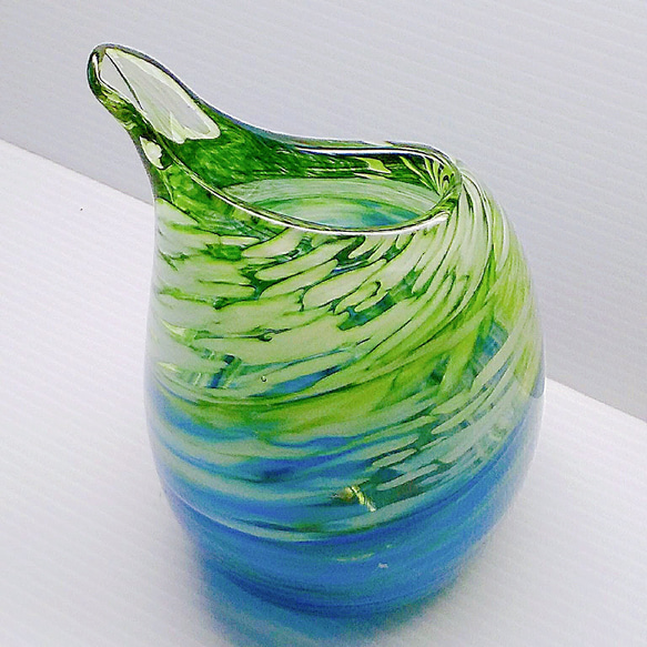 ひっぱり　/　吹きガラス　/　ガラスの花瓶　/　青緑色 1枚目の画像