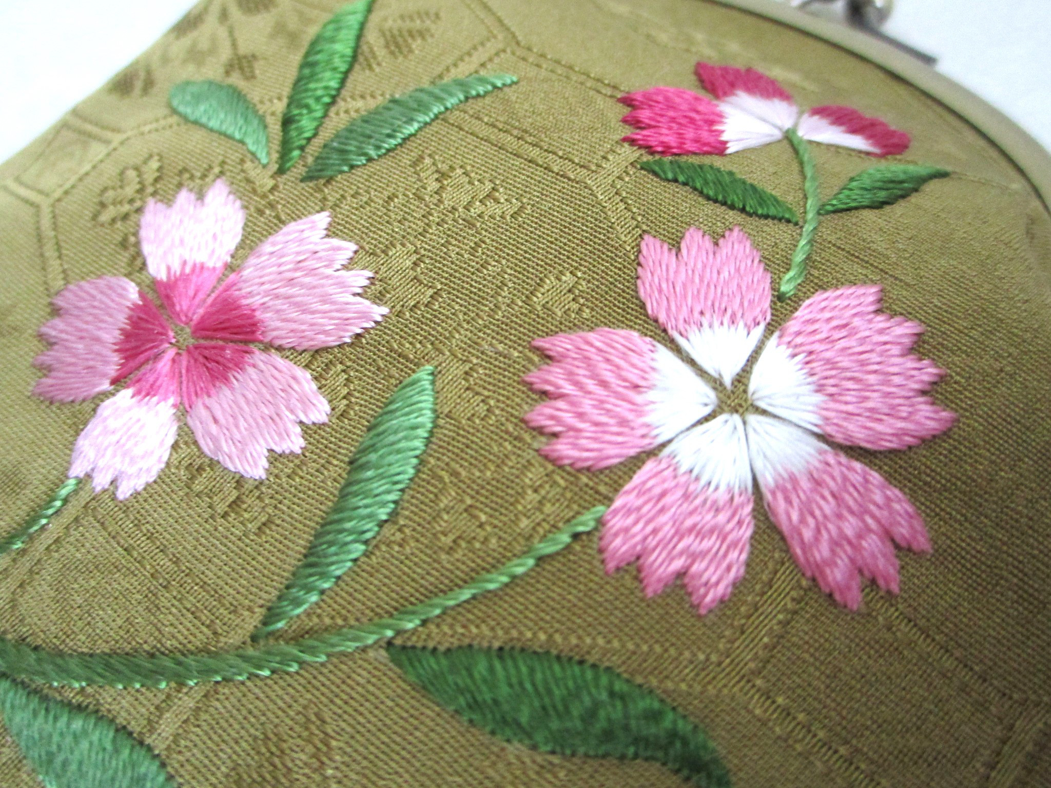 夏の宵の花景色のがま口ポーチ　リバティ　手刺繍　ハンドメイド 夏の宵の花景色のがま口ポーチ リバティ 手刺繍 ハンドメイド 夏の宵