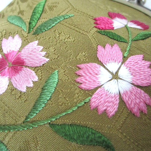 庭仕事のがま口ポーチ　手刺繍　ハンドメイド 刺繍がま口ポーチ グリーン地に赤のグラデーションローズ