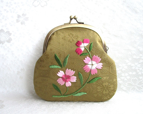 インディゴブルーの装いのがま口ポーチ　手刺繍　ハンドメイド インディゴブルーの装いのがま口ポーチ手刺繍ハンドメイド