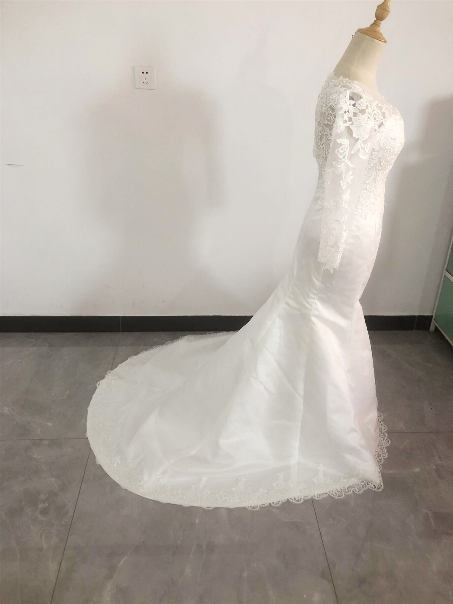 新品在庫処分！マーメイドウエディングドレス　長袖　トレーン　刺繍付き