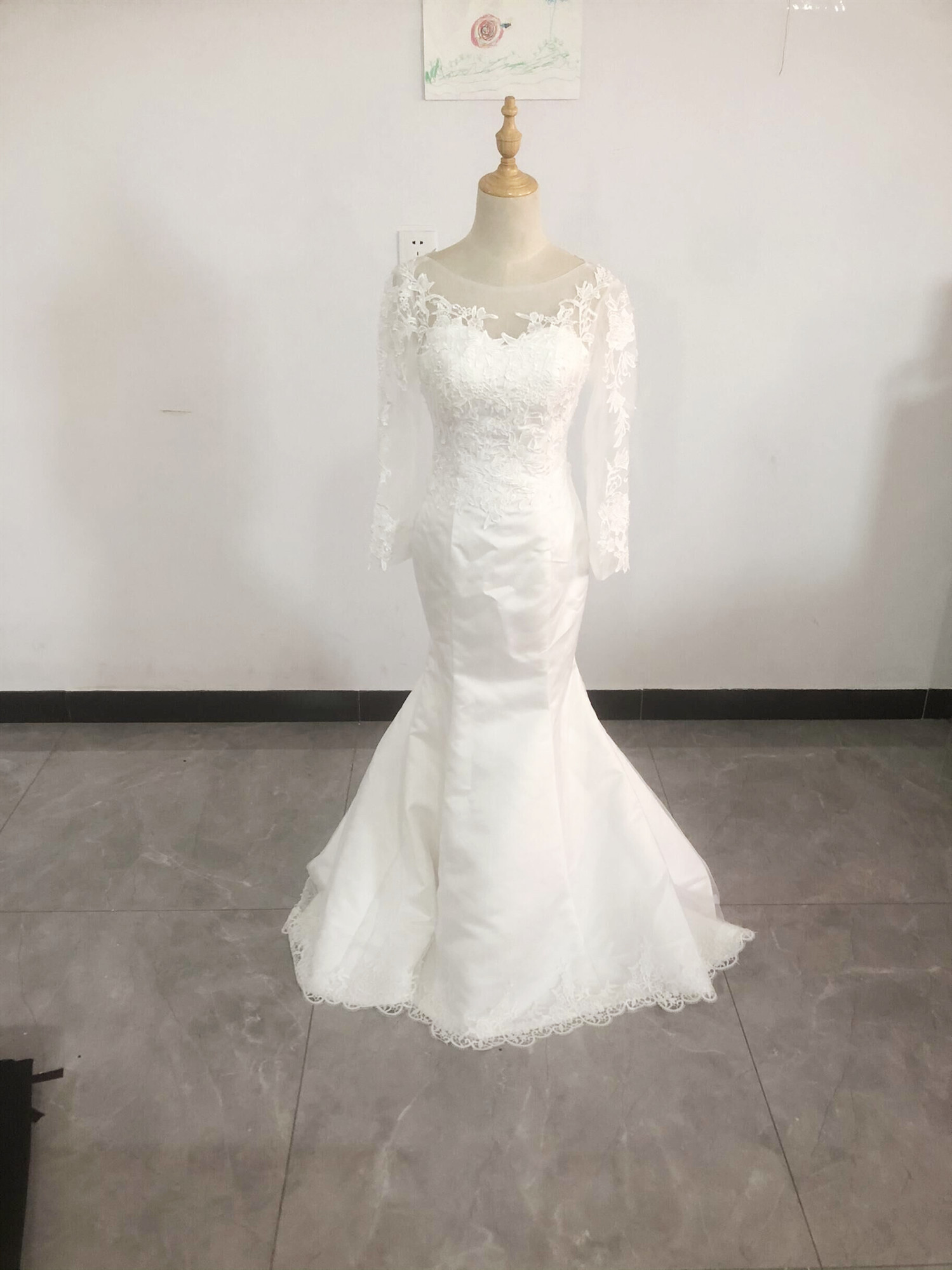 新品在庫処分！マーメイドウエディングドレス　長袖　トレーン　刺繍付き