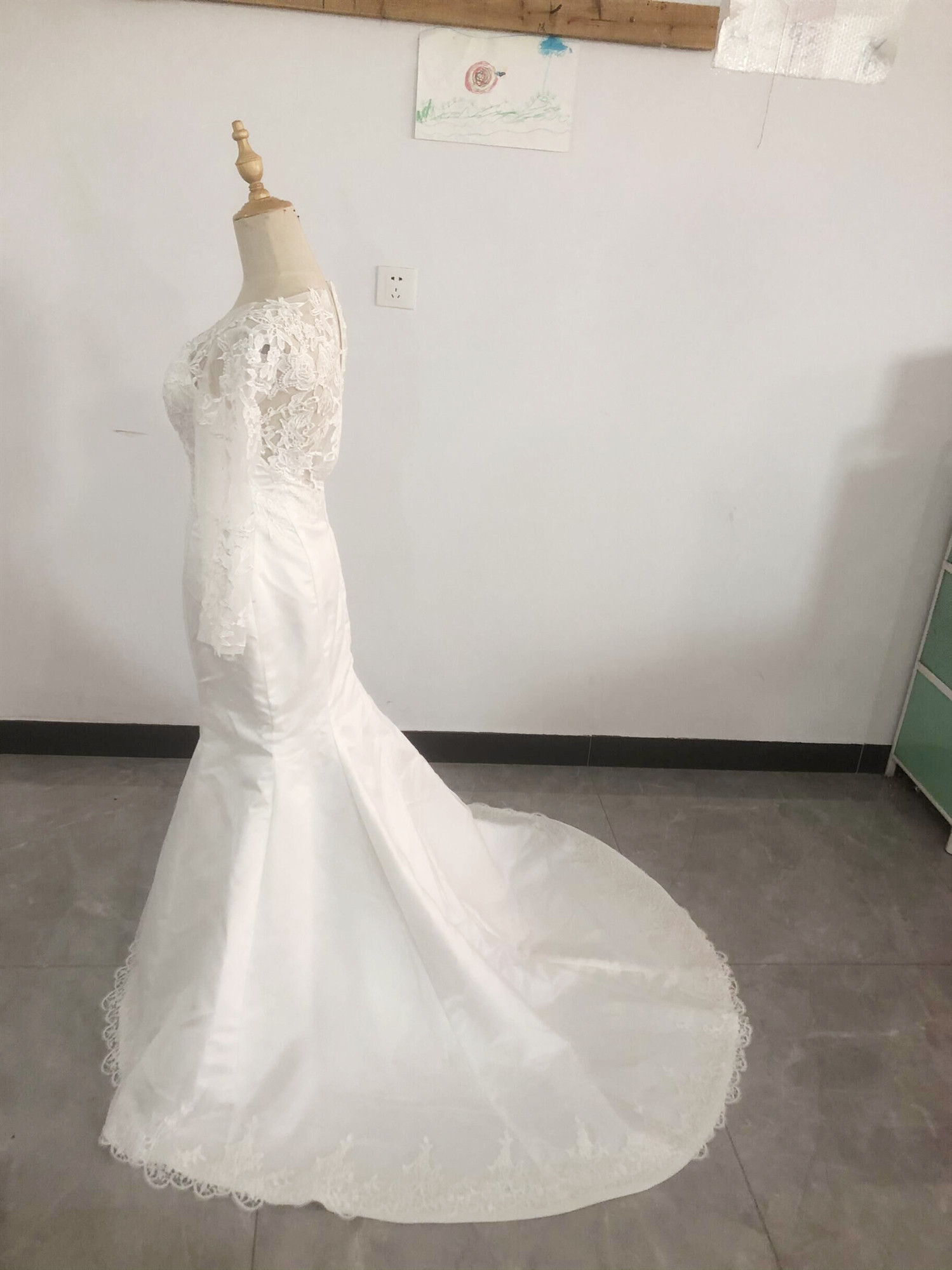 新品在庫処分！マーメイドウエディングドレス　長袖　トレーン　刺繍付き