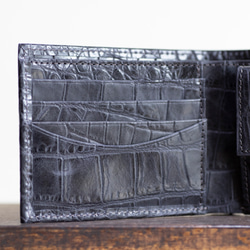 立体感のあるワニ革模様　ネイビー　ハーフウォレット　クロコエンボスレザー　二つ折り財布　スリム　aw-14ec 3枚目の画像