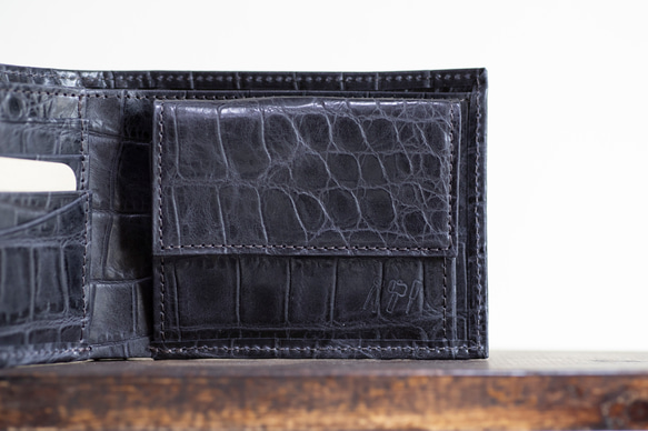 立体感のあるワニ革模様　ネイビー　ハーフウォレット　クロコエンボスレザー　二つ折り財布　スリム　aw-14ec 2枚目の画像