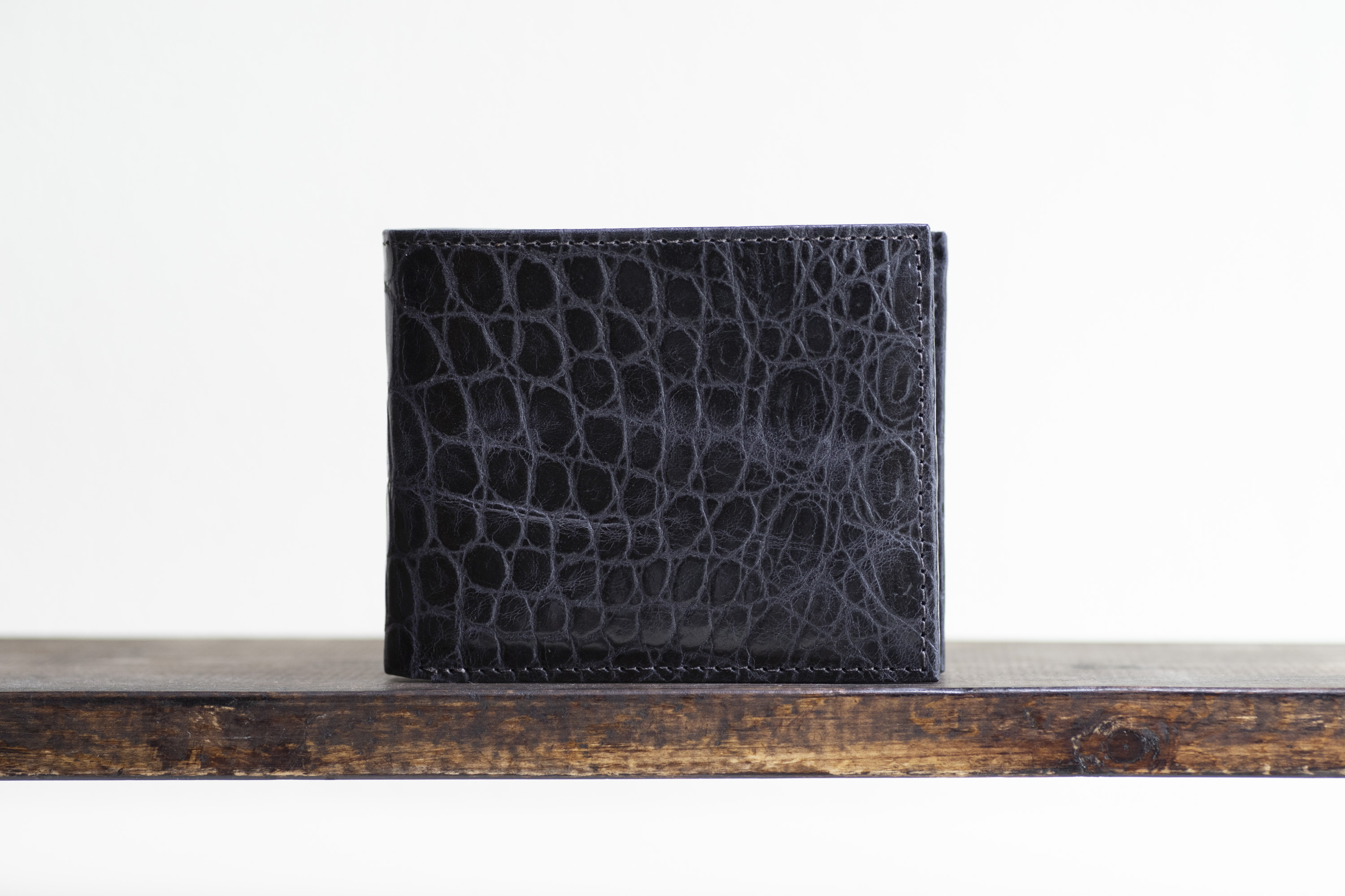春財布　ワニ革模様　ネイビー　ハーフウォレット　クロコエンボスレザー　二つ折り財布　お札を折らない　aw-14ec