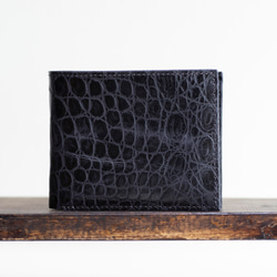 立体感のあるワニ革模様　ネイビー　ハーフウォレット　クロコエンボスレザー　二つ折り財布　スリム　aw-14ec 1枚目の画像