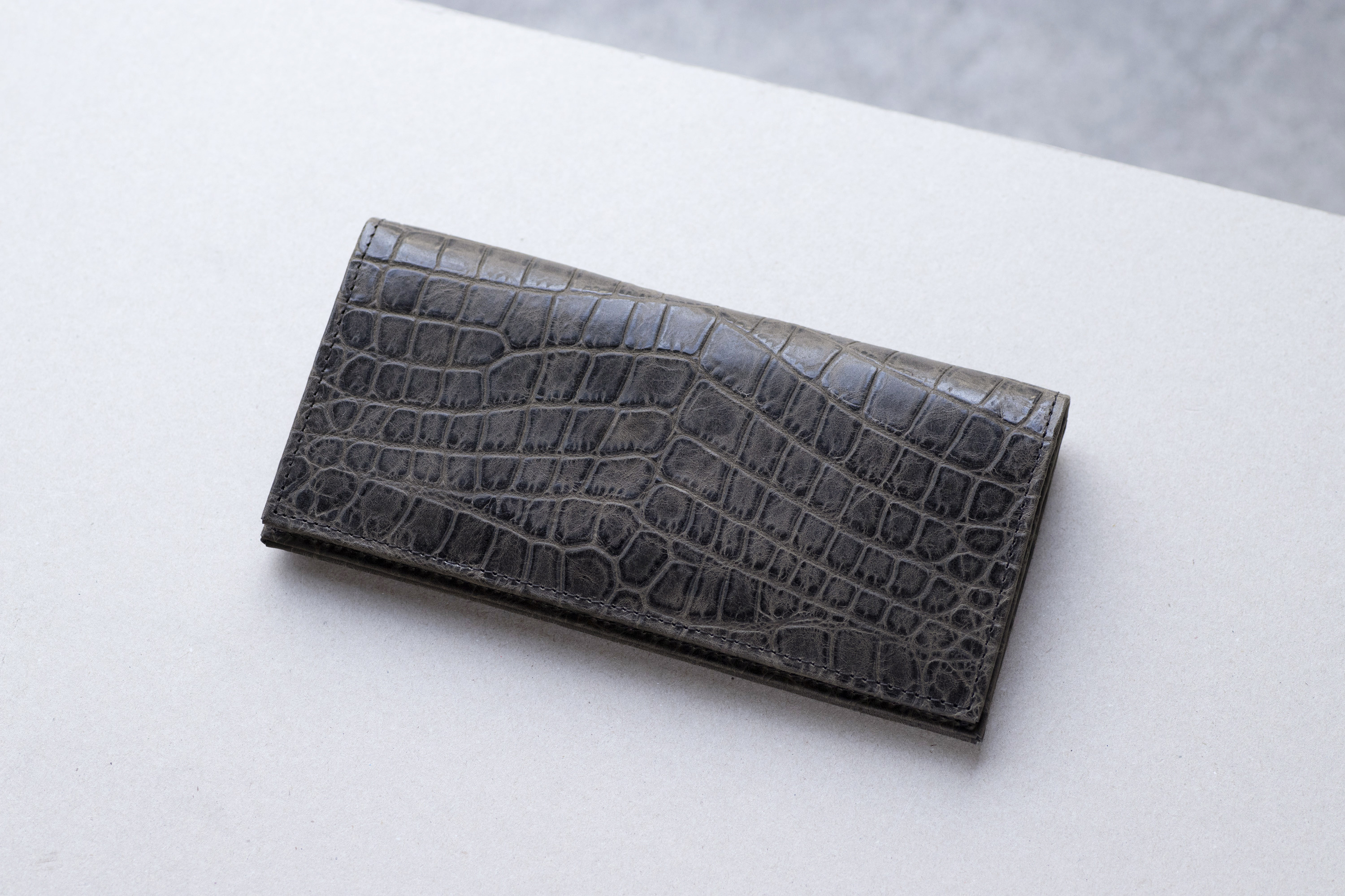 春財布　ワニ革模様　カーキ　ロングウォレット　薄い　クロコエンボスレザー　長財布　スタンダード　aw-12ec