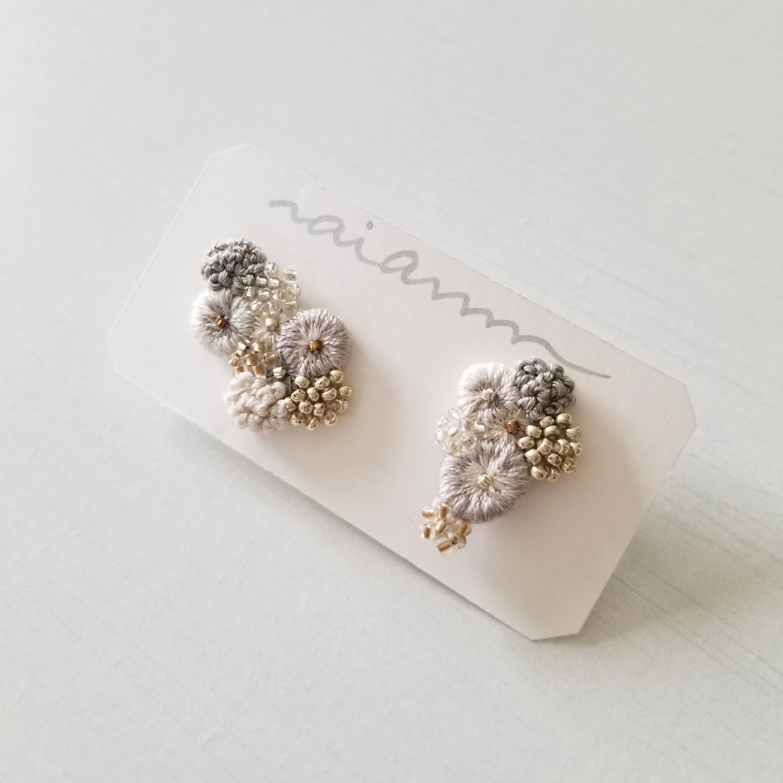 アシメトリー 刺繍イヤリング・グレージュ