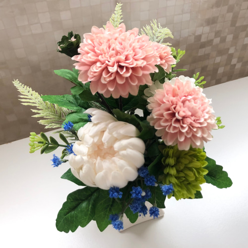 アスターとマムのシンプルでピンクのかわいらしいお供えアーティ