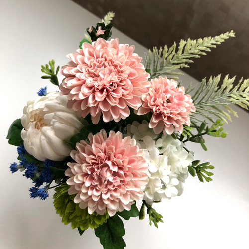 アスターとマムのシンプルでピンクのかわいらしいお供えアーティ