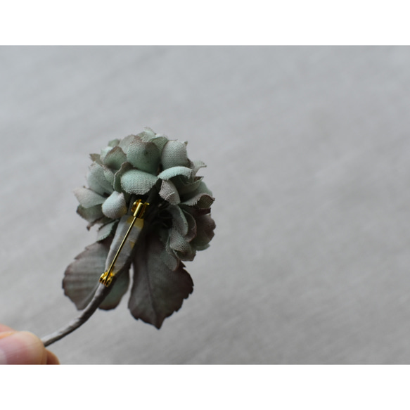 【布花】小さな紫陽花のコサージュ（グリーン×ブラウン）/一点物 9枚目の画像