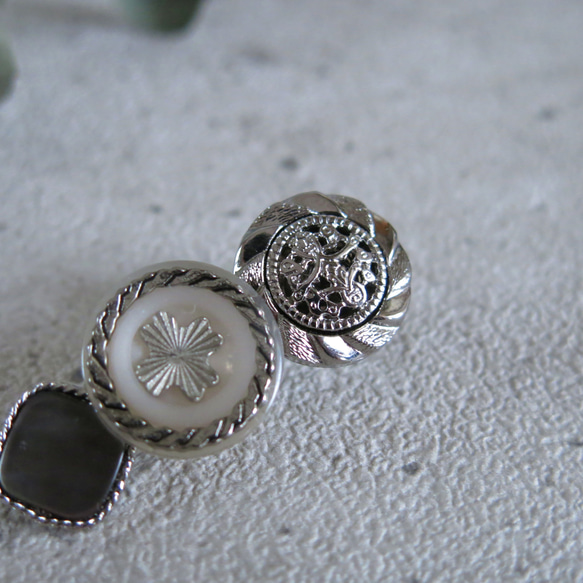 ミニサイズ☆ヴィンテージボタンのヘアクリップ　黒蝶貝×シルバー系　レトロボタン　1点物 3枚目の画像
