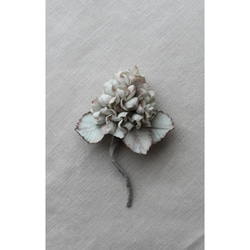 【布花】小さな紫陽花のコサージュ（アンティークグリーン） 5枚目の画像