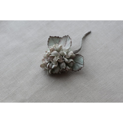 【布花】小さな紫陽花のコサージュ（アンティークグリーン） 4枚目の画像