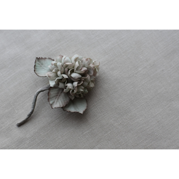 【布花】小さな紫陽花のコサージュ（アンティークグリーン） 3枚目の画像