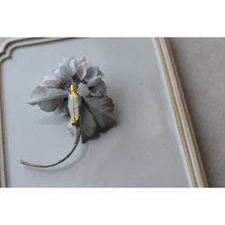 【布花】小さな紫陽花のコサージュ（うす水色） 6枚目の画像